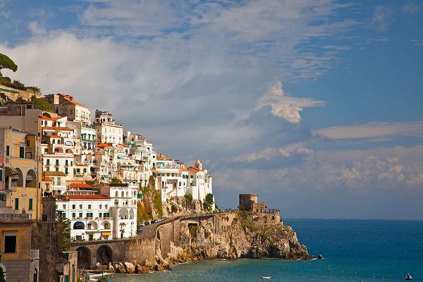 Eggers, Julie 아티스트의 Italy-Amalfi The beautiful view of the coastal town of Amalfi on the Gulf of Salerno작품입니다.
